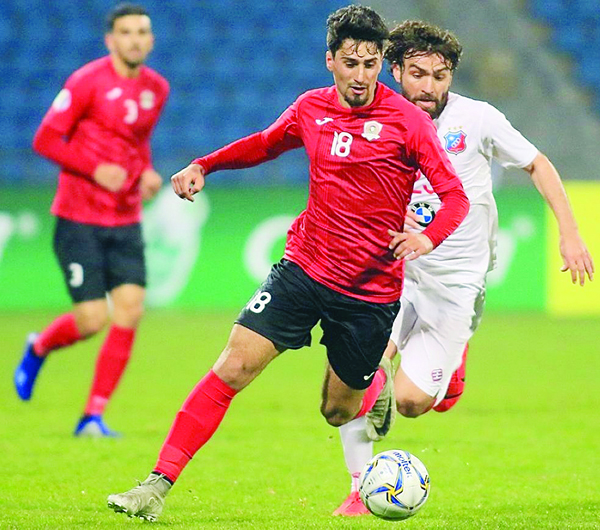 u0645u062fu0627u0641u0639 u00abu0627u0644u0643u0648u064au062au00bb u0627u0644u0633u0648u0631u064a u062du0645u064au062f u0645u064au062fu0648 u0645u062du0627u0648u0644u0627u064b u0642u0637u0639 u0627u0644u0643u0631u0629 u0645u0646 u0644u0627u0639u0628 u0627u0644u062cu0632u064au0631u0629 u0633u0644u064au0645u0627u0646 u0623u0628u0648 u0632u0645u0639 u0641u064a u0644u0642u0627u0621 u0627u0644u0630u0647u0627u0628