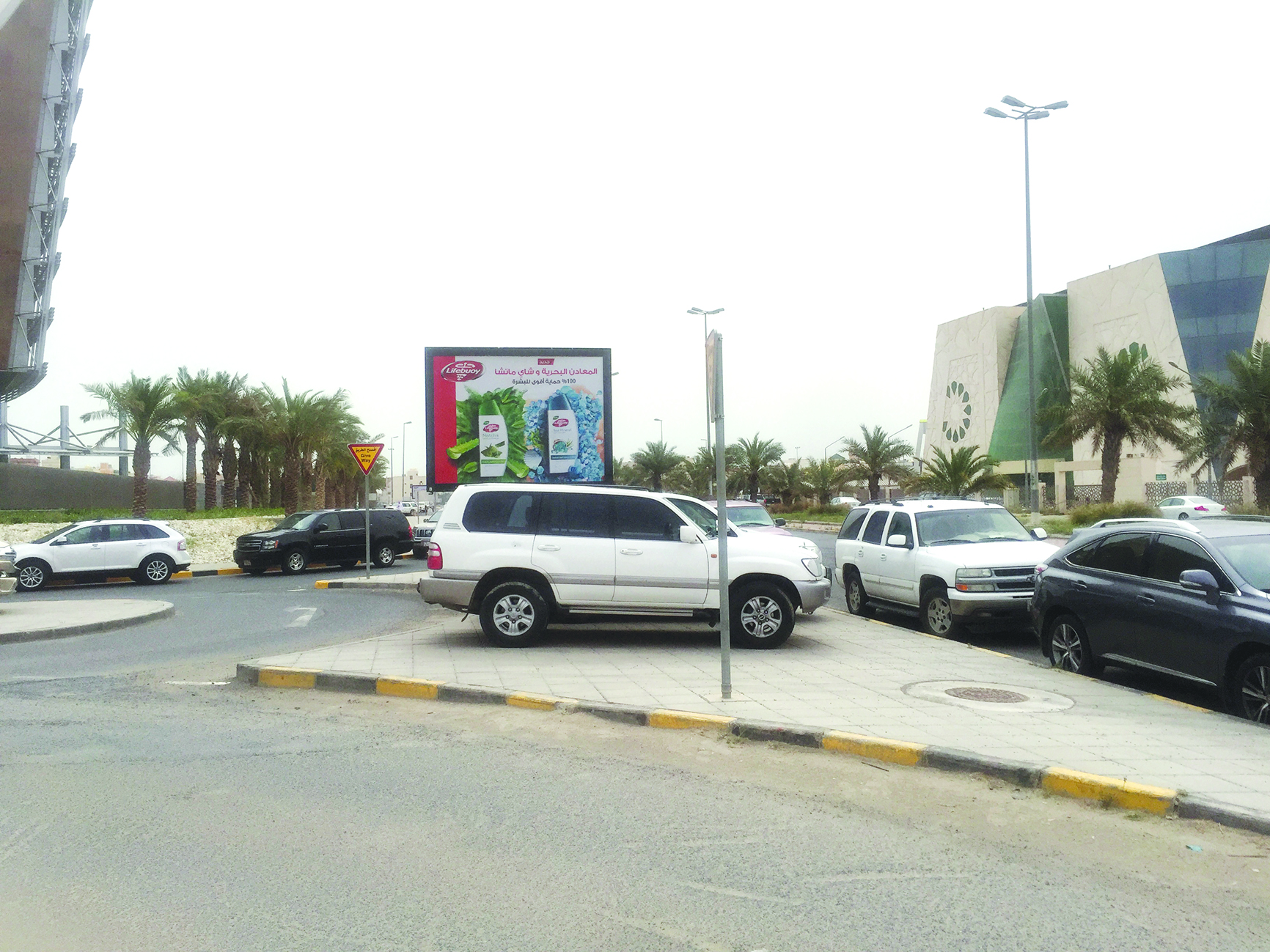 الصعود فوق الأرصفة والوقوف في الممنوع سبيل الموظف والمراجع