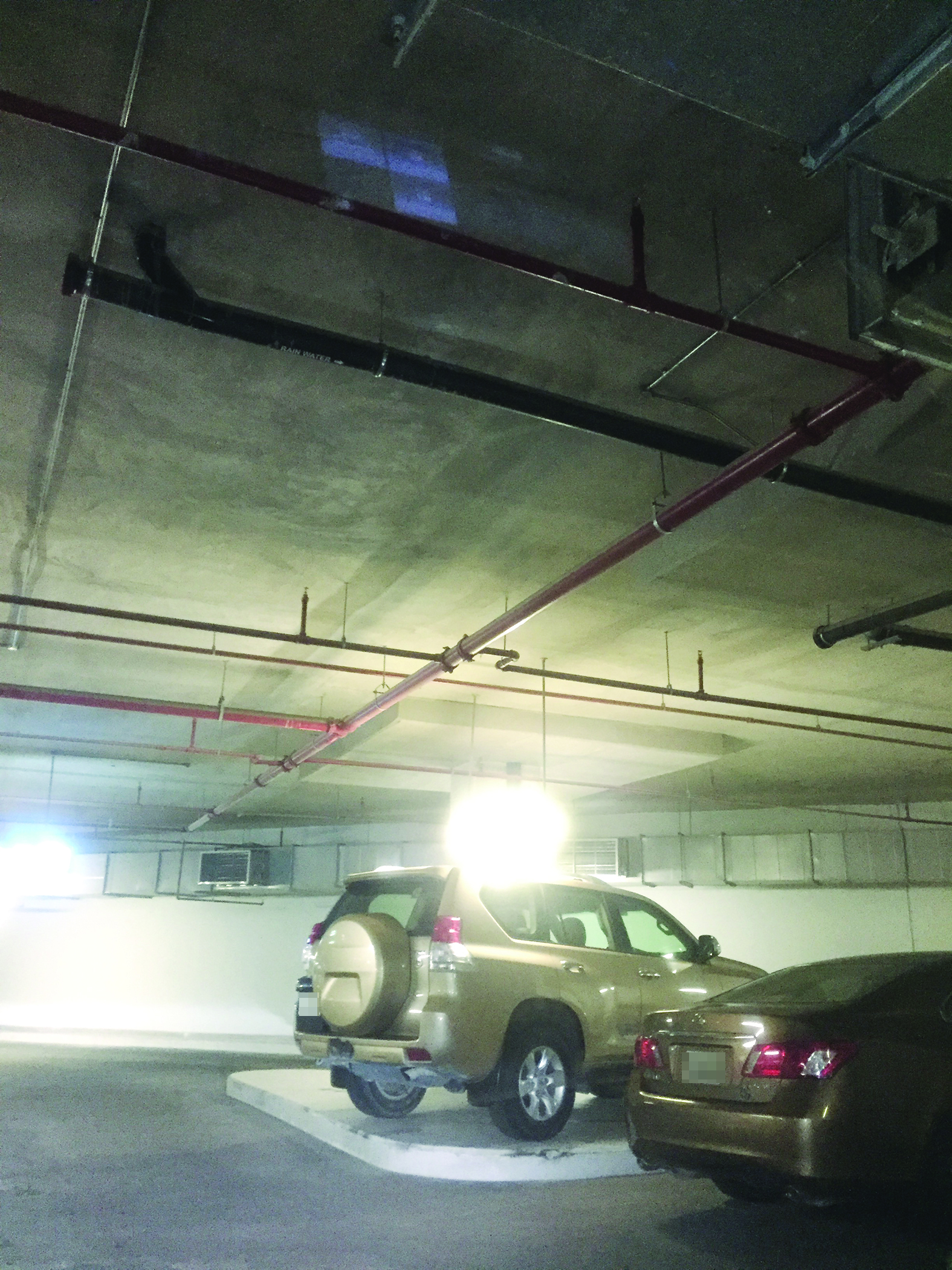 حتى في السرداب يستغل الرصيف للوقوف