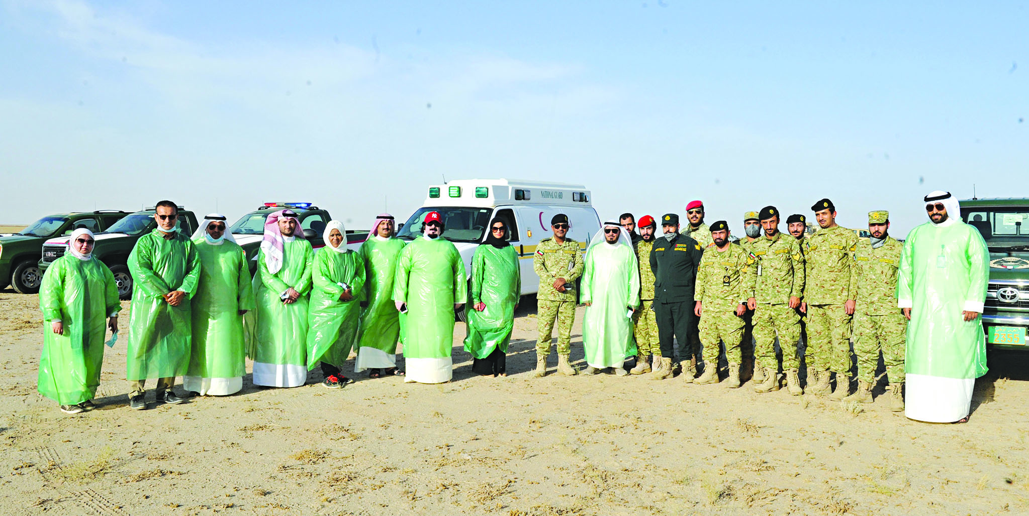 دلال رجب تتوسط الفرق المشاركة في عمليات رش المبيدات