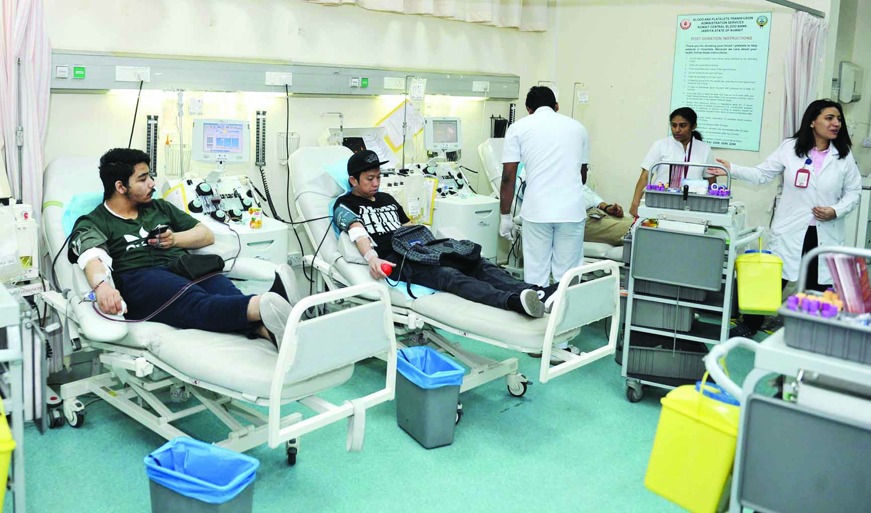 متبرّعون بالدم في رمضان	 (تصوير سعد هنداوي)