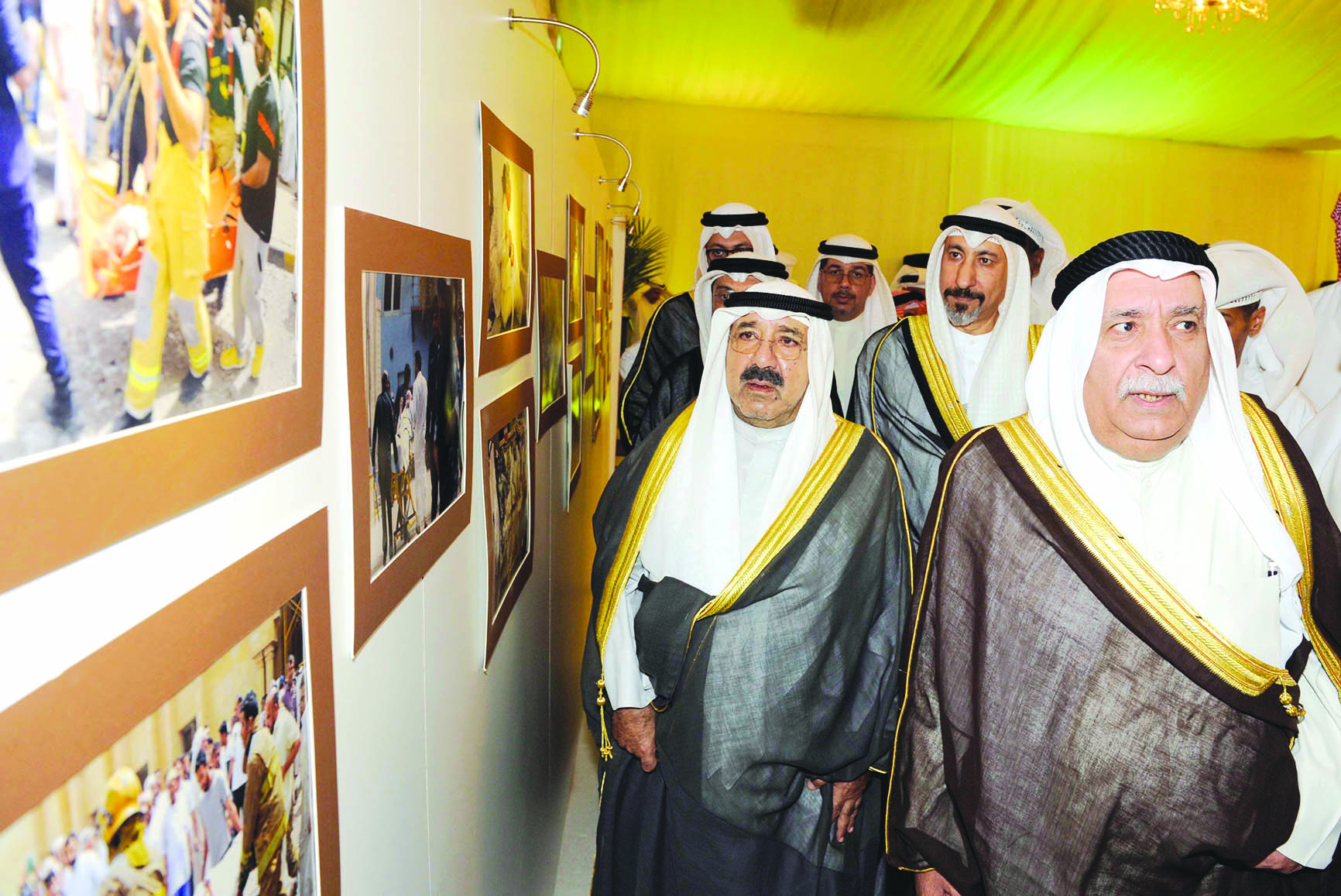 النائب الأول جائلاً في المعرض المصاحب للحفل