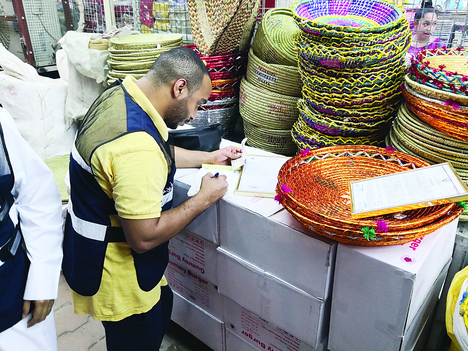 مخالفة لعدم وجود فاتورة بالعربية