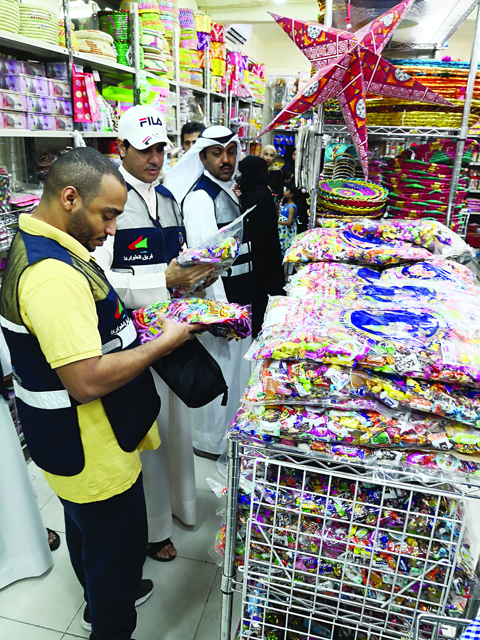 ... ومحال الحلوى والقرقيعان 