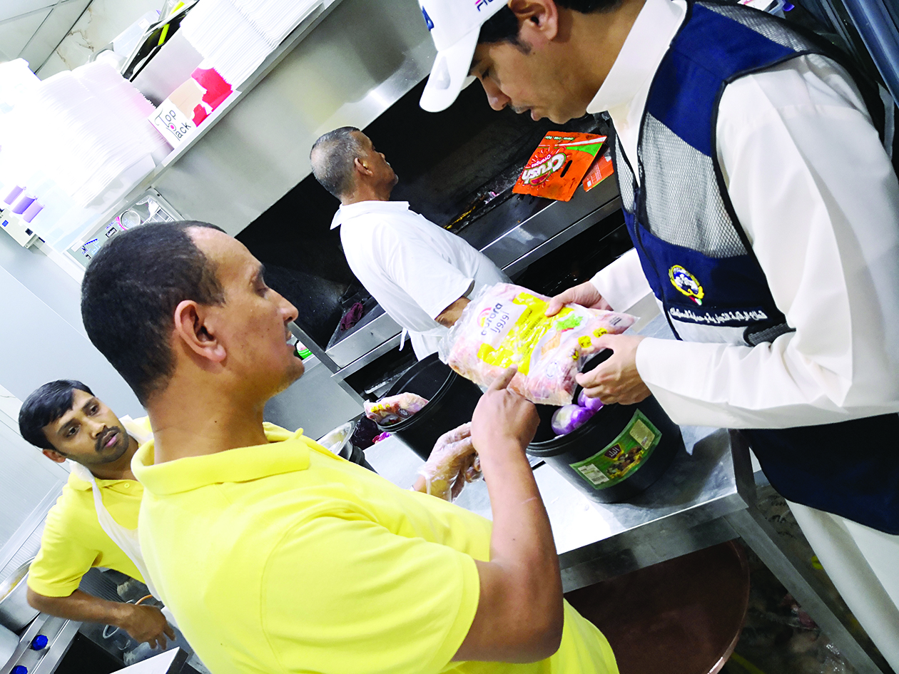 مراقبة منشأ الدجاج في المطاعم 