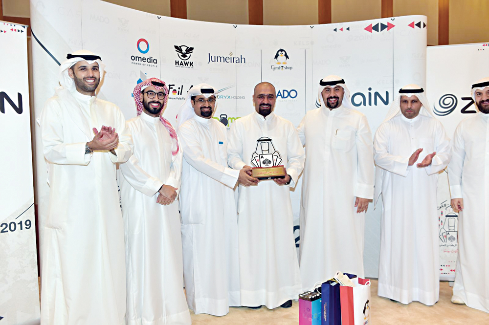 u062au0648u0632u064au0639 u0627u0644u062cu0648u0627u0626u0632 u0639u0644u0649 u0627u0644u0641u0627u0626u0632u064au0646