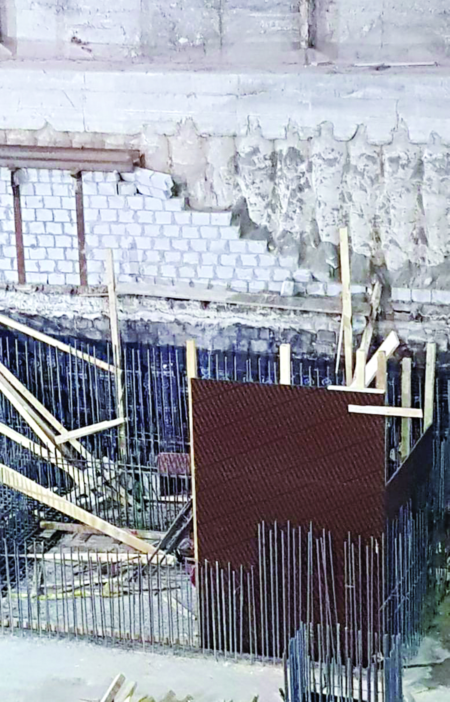 الحائط المنهار