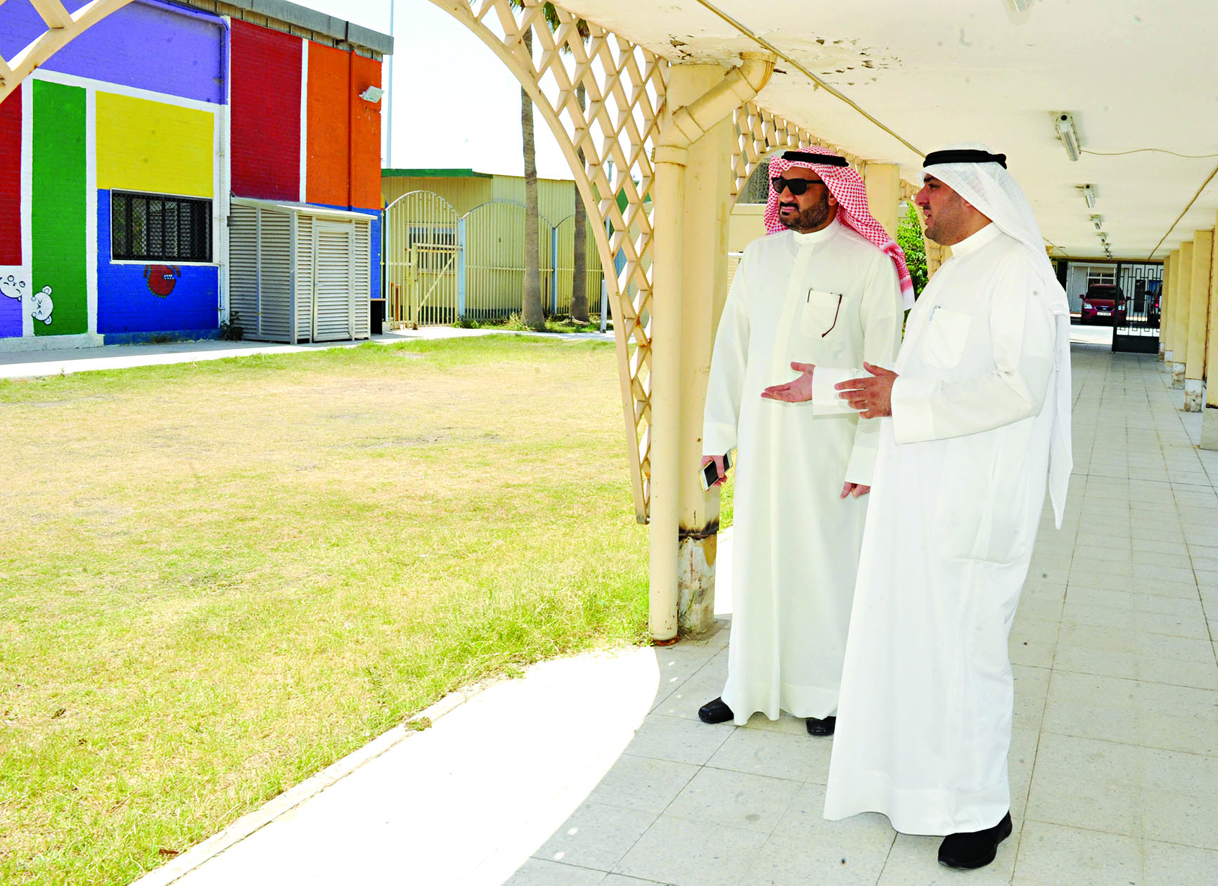 الكندري يشرح للزميل ناصر الفرحان خدمات الدار لأبنائها