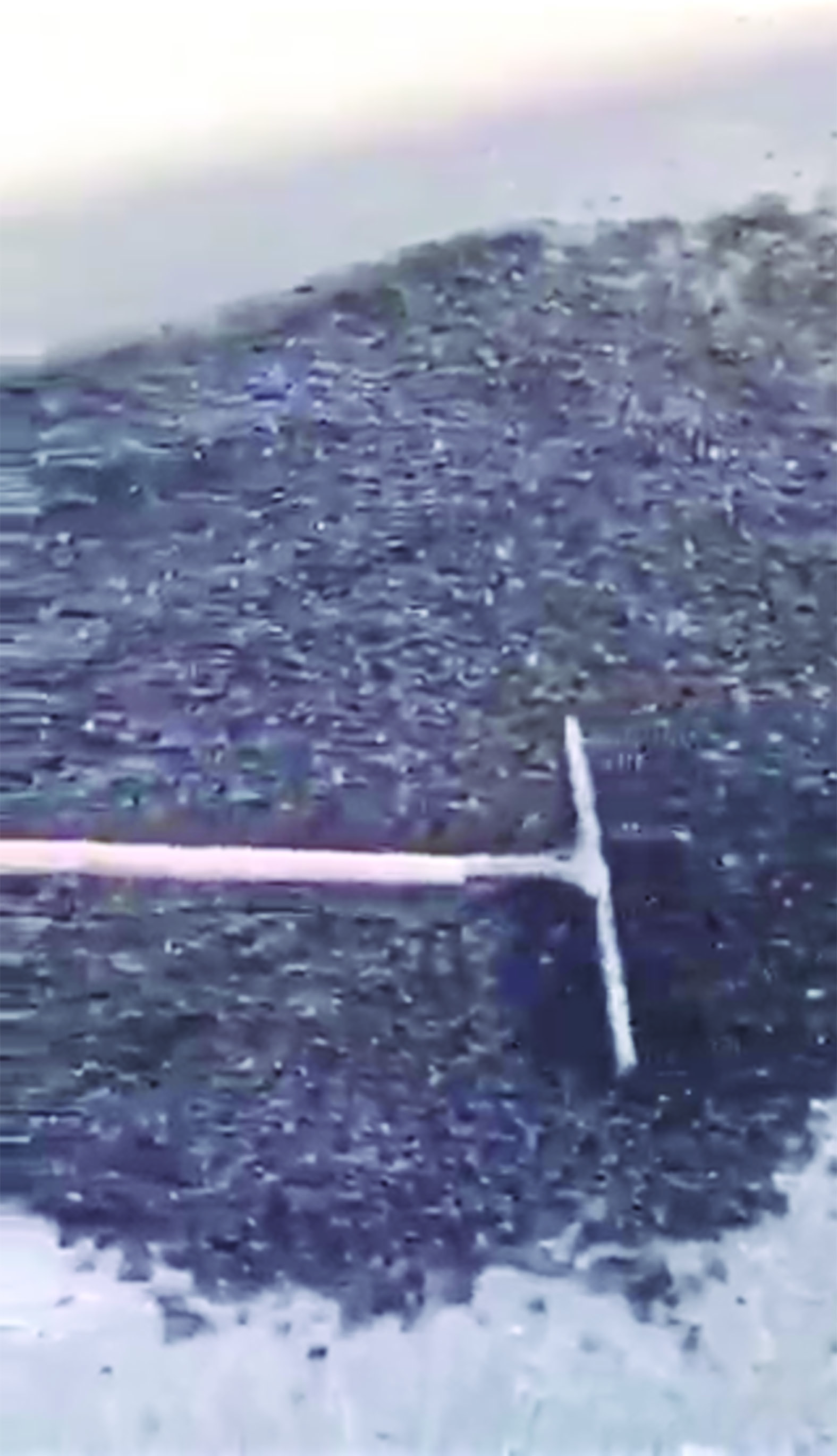 وضع الأسفلت البارد في الحفر على الطرق