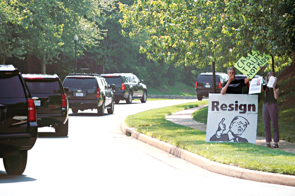 u0645u062au0638u0627u0647u0631u0627u0646 u064au062fu0639u0648u0627u0646 u0625u0644u0649 u0627u0633u062au0642u0627u0644u0629 u062au0631u0627u0645u0628 u0644u062fu0649 u0645u0631u0648u0631 u0627u0644u0645u0648u0643u0628 u0627u0644u0631u0626u0627u0633u064a u062eu0627u0631u062c u0627u0644u0646u0627u062fu064a u0627u0644u0648u0637u0646u064a u0644u0644u063au0648u0644u0641 u0641u064a u0633u062au064au0631u0644u064au0646u063a - u0641u0631u062cu064au0646u064au0627t (u0631u0648u064au062au0631u0632) 