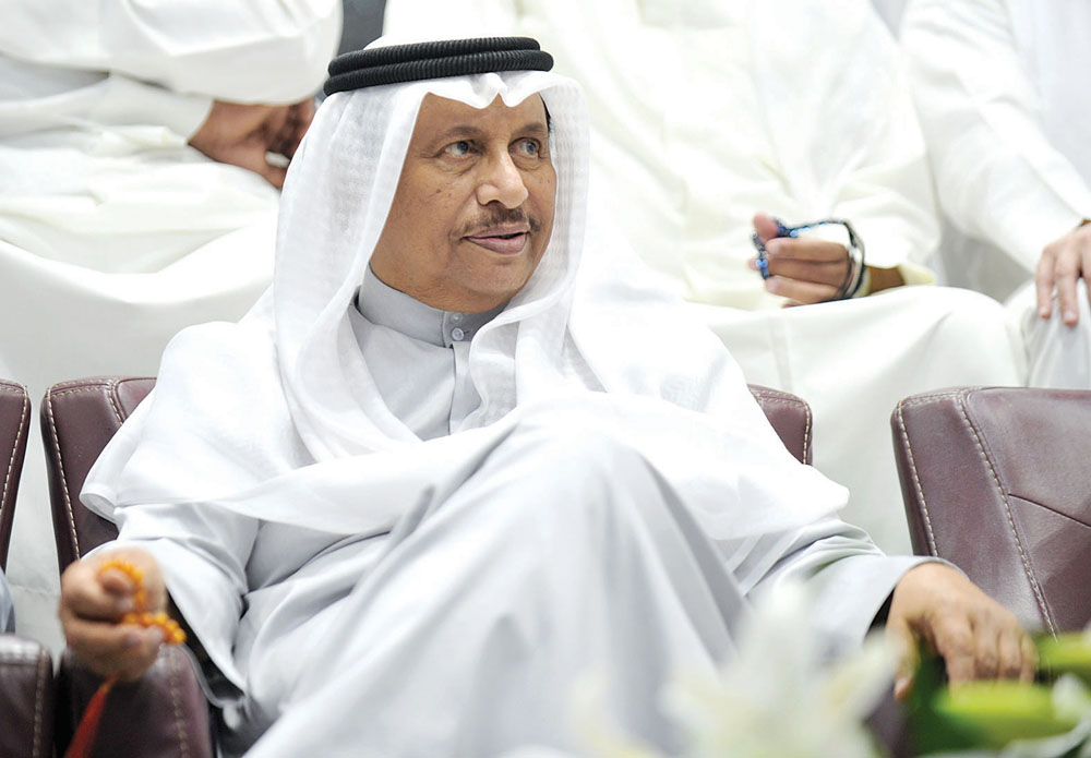 المبارك يتابع المباراة