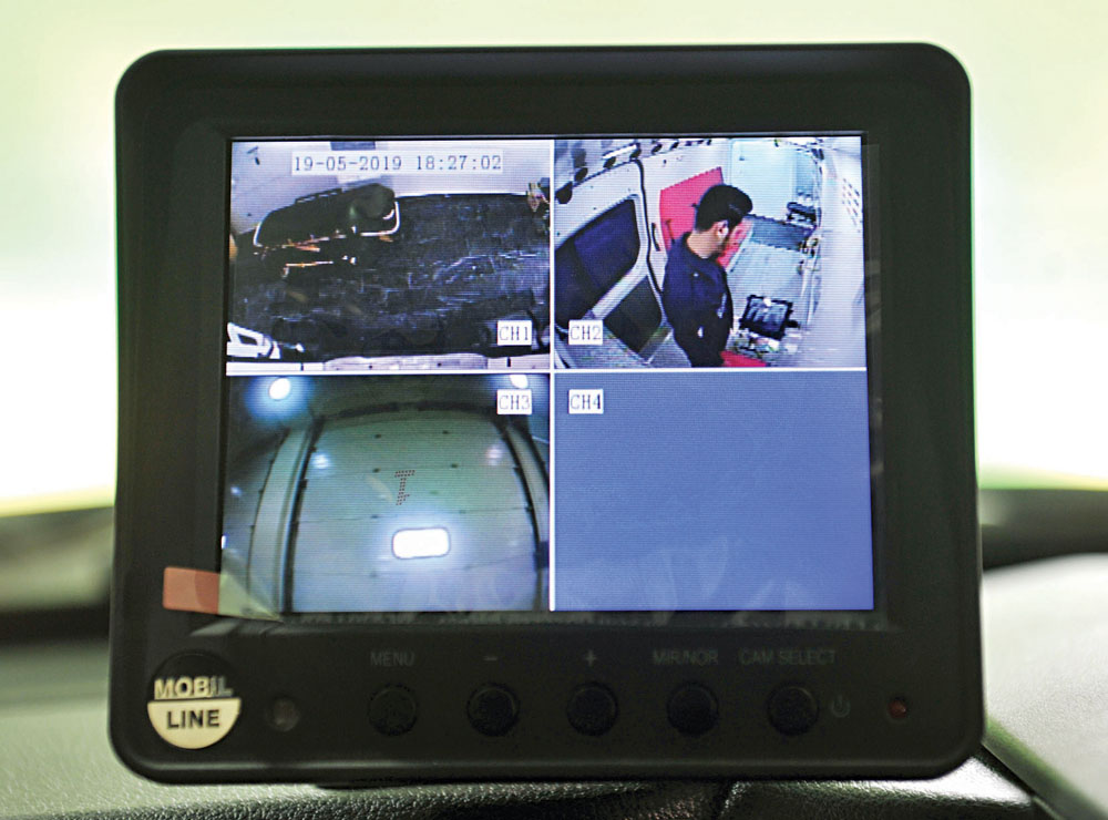 شاشة تواصل بين السيارة والطوارئ