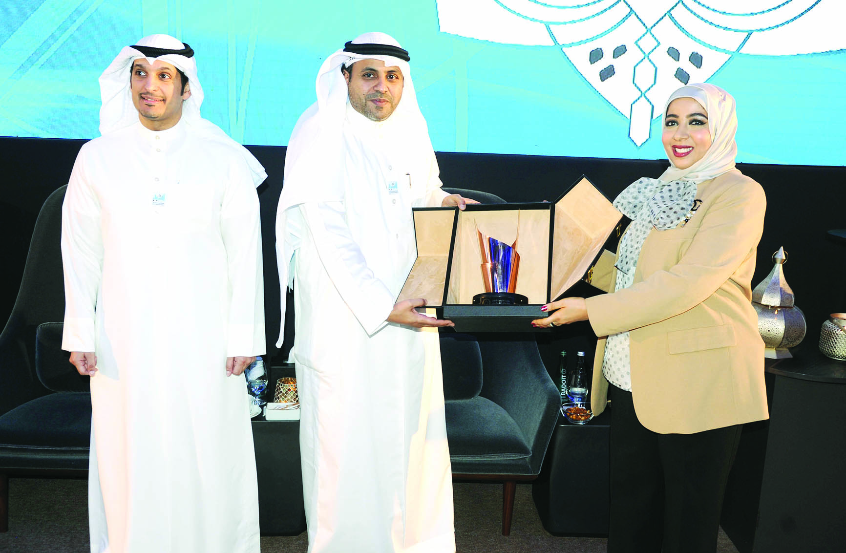 تكريم إحدى الفائزات في مسابقة الهيئة 