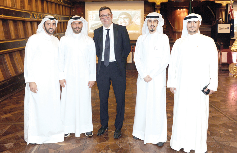 السفير الأسترالي مع بعض خريجي الجامعات الأسترالية