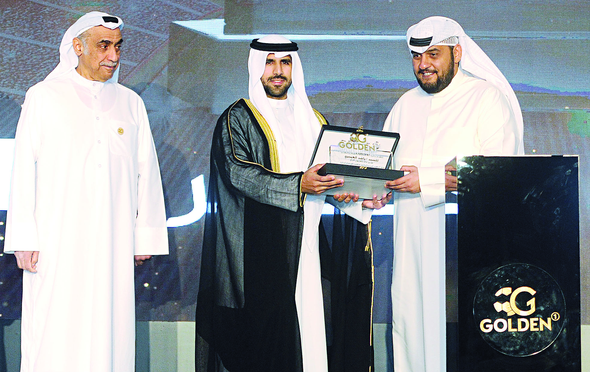 u0631u0627u0634u062f u0627u0644u0639u0645u064au0631u064a u064au062au0633u0644u0645 u062fu0631u0639u0627u064b u062au0630u0643u0627u0631u064au0629 u0645u0646 u0641u0647u062f u0627u0644u0646u0627u0635u0631 u0648u064au0628u062fu0648 u062cu0627u0633u0645 u064au0639u0642u0648u0628