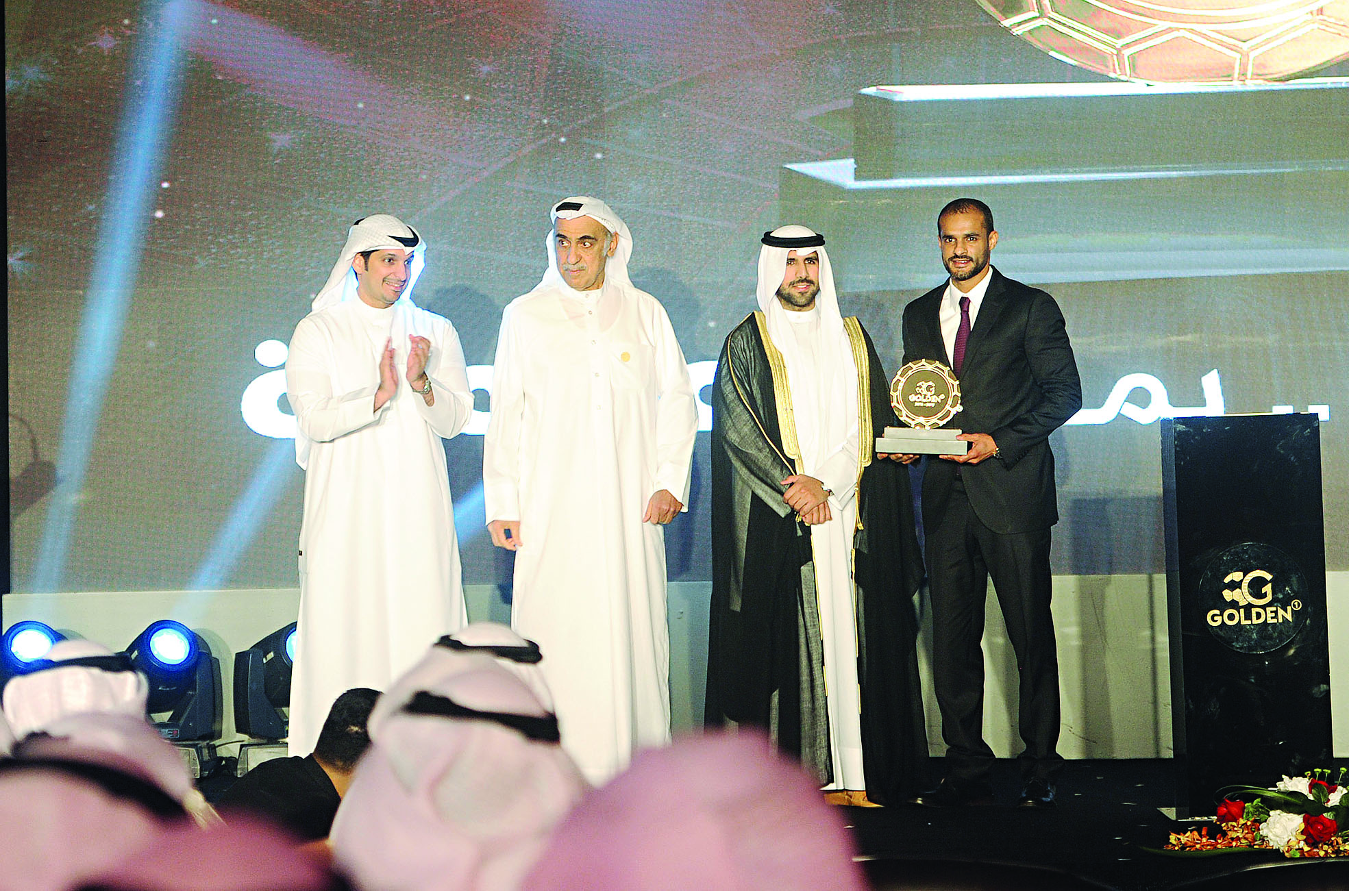 ... وبدر المطوع بعد تتويجه بالجائزة                                        	         (تصوير: بسام زيدان) 