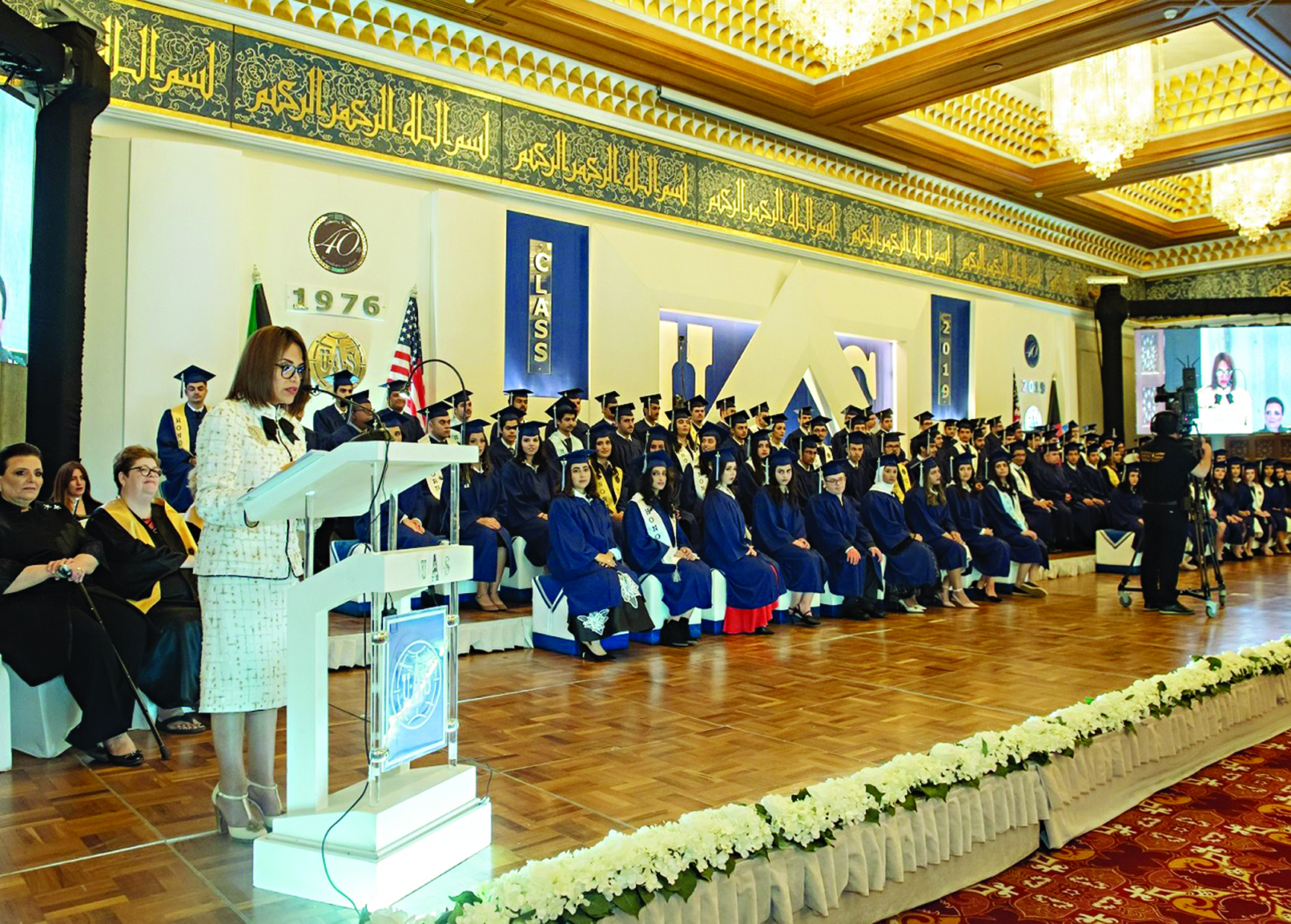 البحر ملقية كلمتها