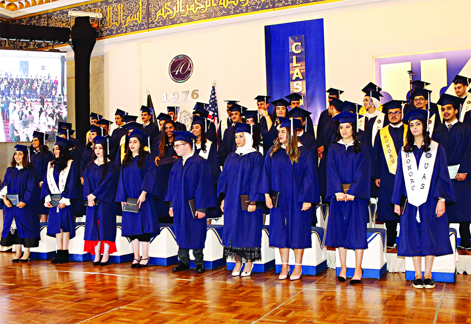 لقطة للطلبة الأوائل المكرمين