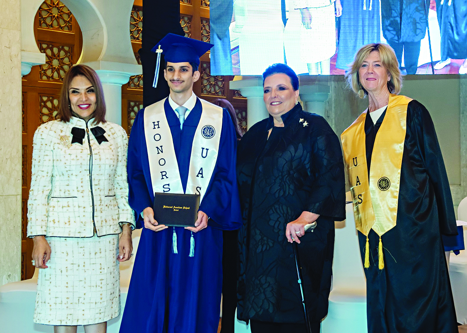 البحر والغانم وكاننج يُكرمن أحد الطلاب