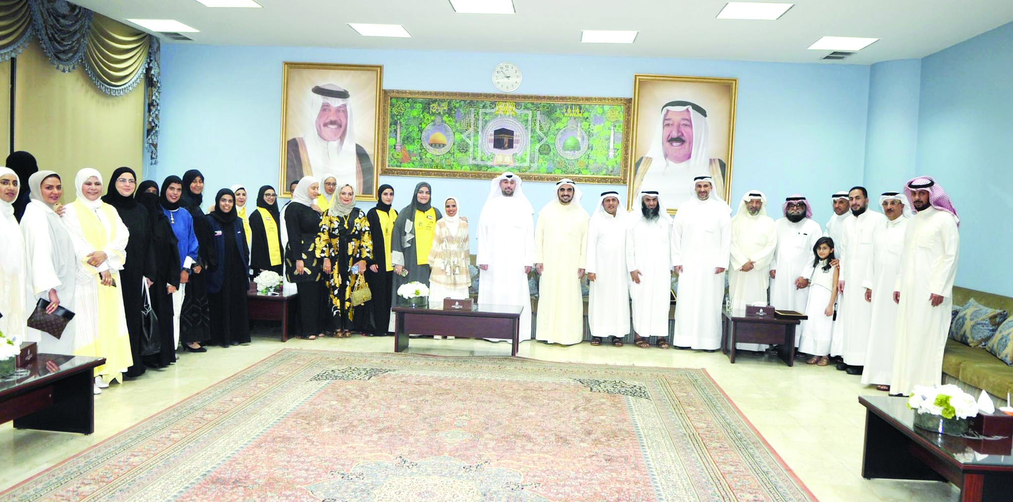 لقطة جماعية لمسؤولي الهيئة مع الفائزين