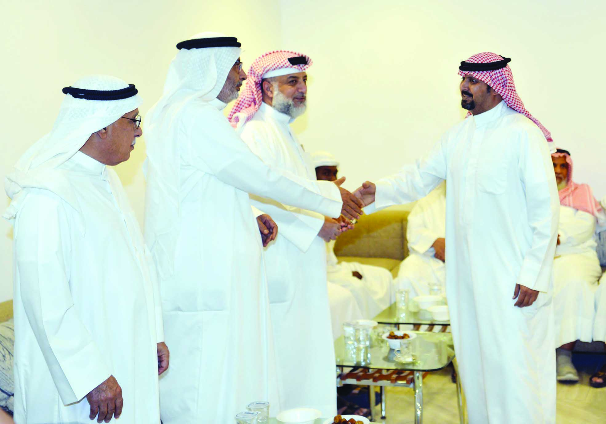 المشاري مستقبلاً المهنئين