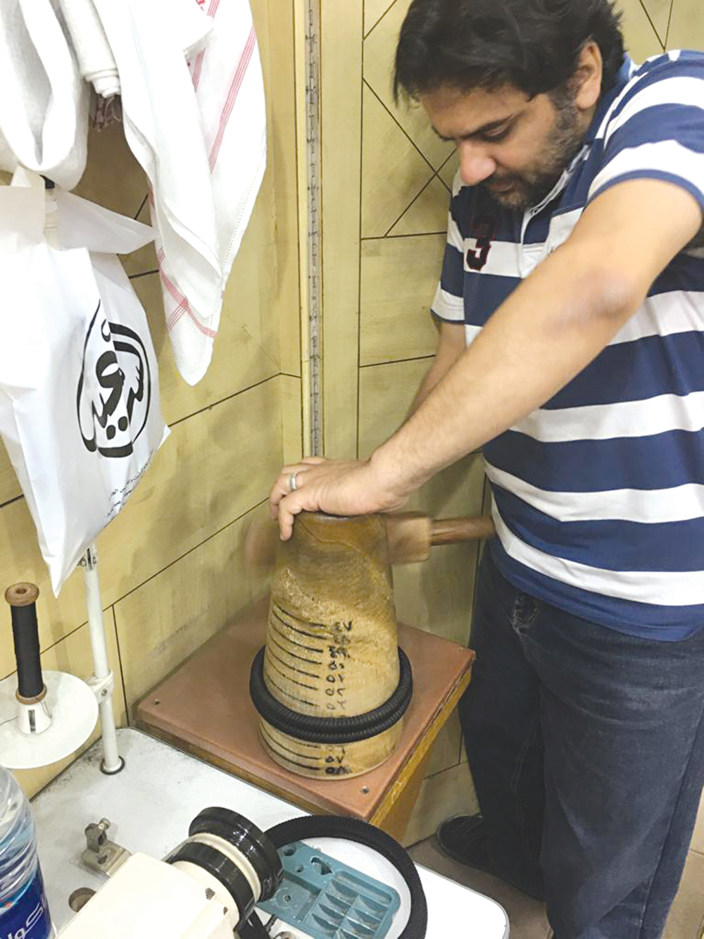 السلطان يقوم بتطويع العقال لتثبيته على الرأس