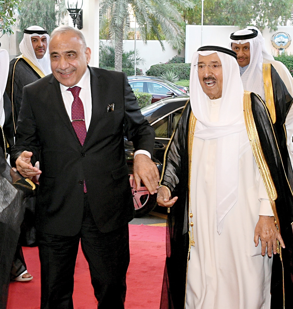 صاحب السمو مستقبلاً عبدالمهدي إلى مأدبة الإفطار 