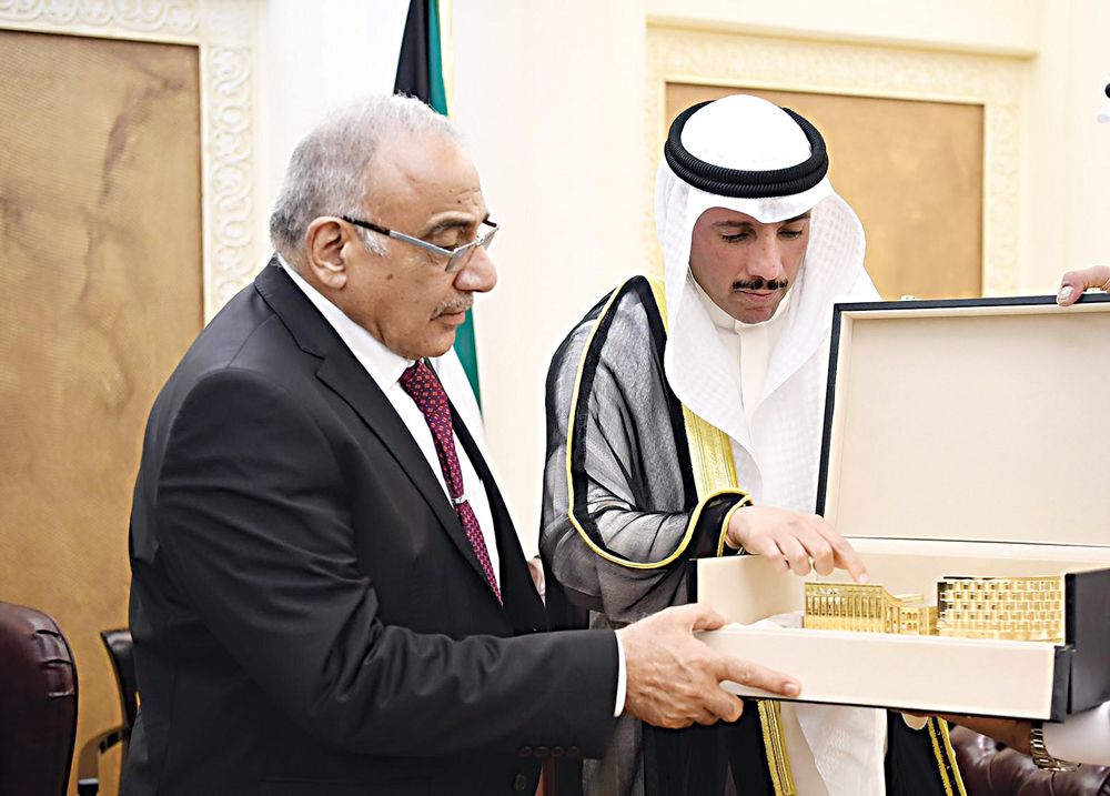 الغانم يقدم لعبدالمهدي هدية تمثل مجسماً لمجلس الأمة