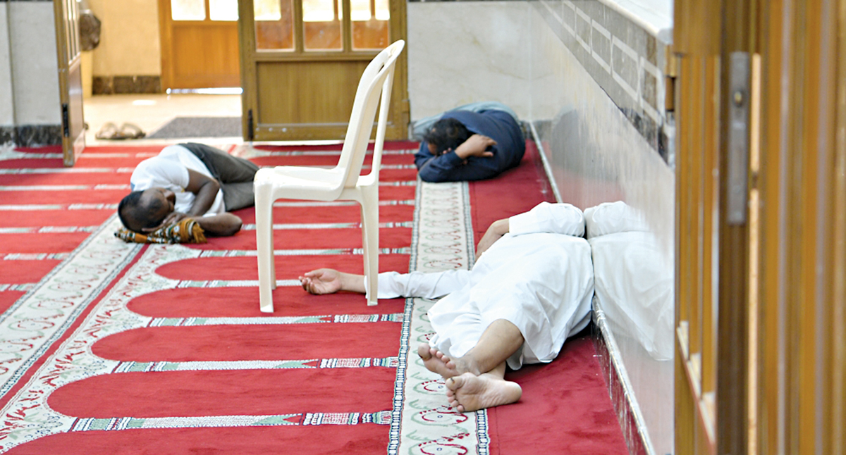 u00abu0627u0644u0623u0648u0642u0627u0641u00bb u0645u0646u0639u062a u0627u0644u0646u0648u0645 u0641u064a u0627u0644u0645u0633u0627u062cu062f                   t        (u062au0635u0648u064au0631 u0646u0627u064au0641 u0627u0644u0639u0642u0644u0629)