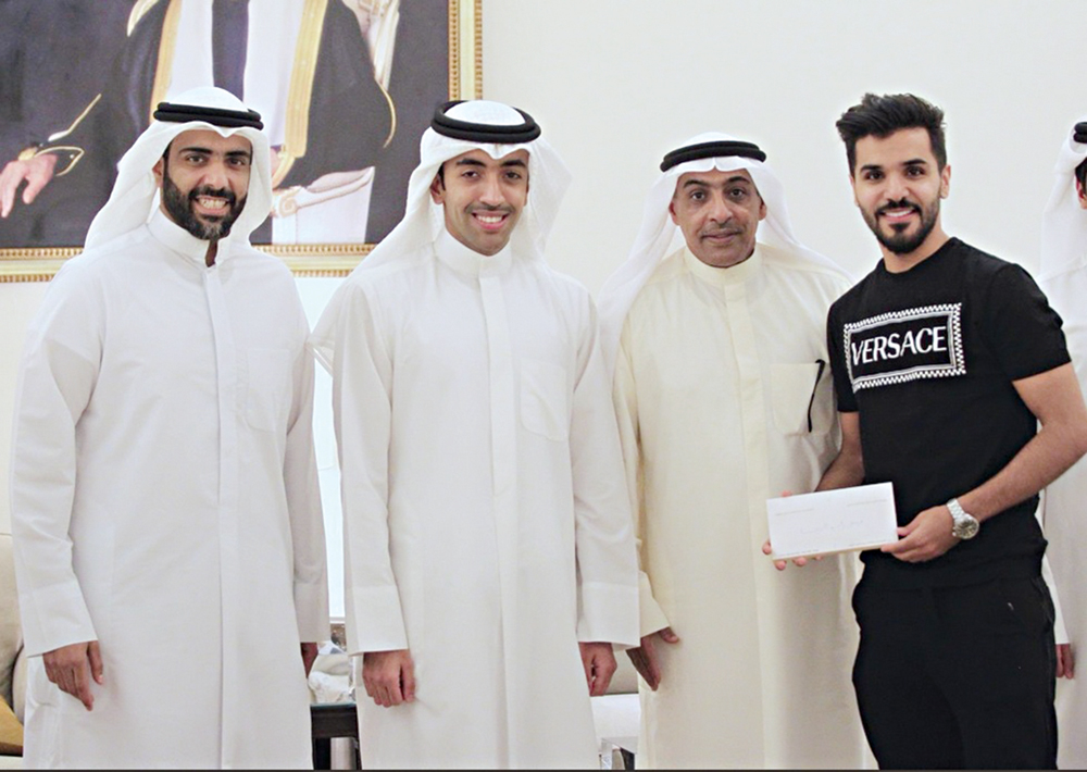 فيصل زايد يتسلّم الجائزة المالية بحضور فهد الغانم وعبدالعزيز الحساوي وديين الديين 