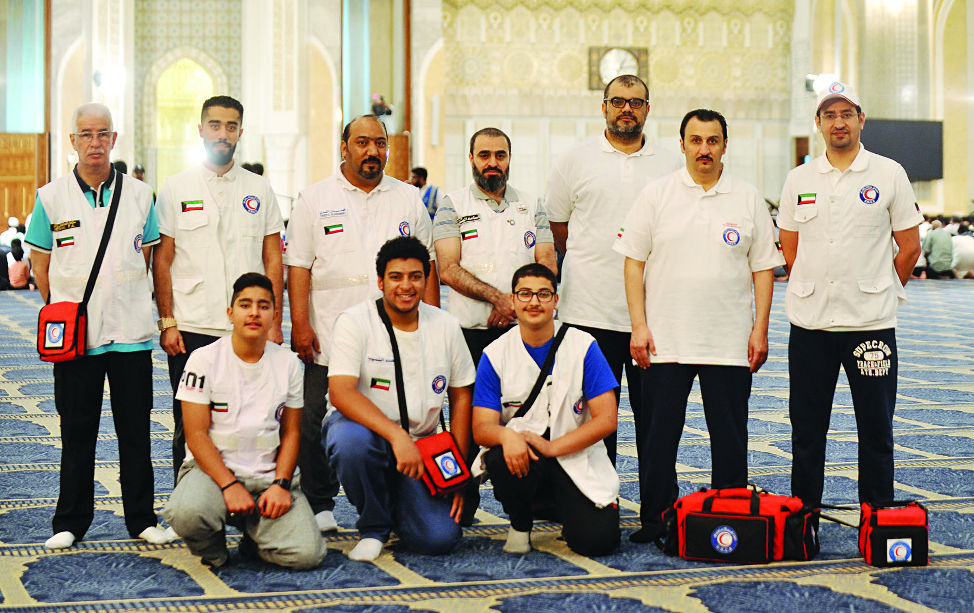 فريق الهلال الأحمر المتطوع في المسجد