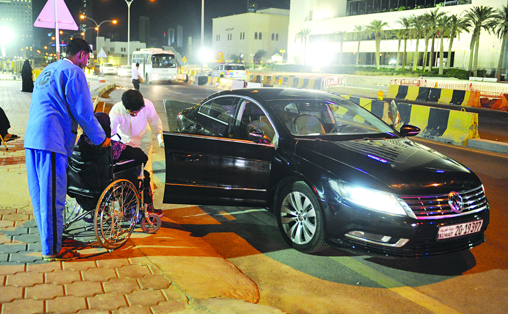 امرأة مسنة حرصت على القيام في المسجد الكبير