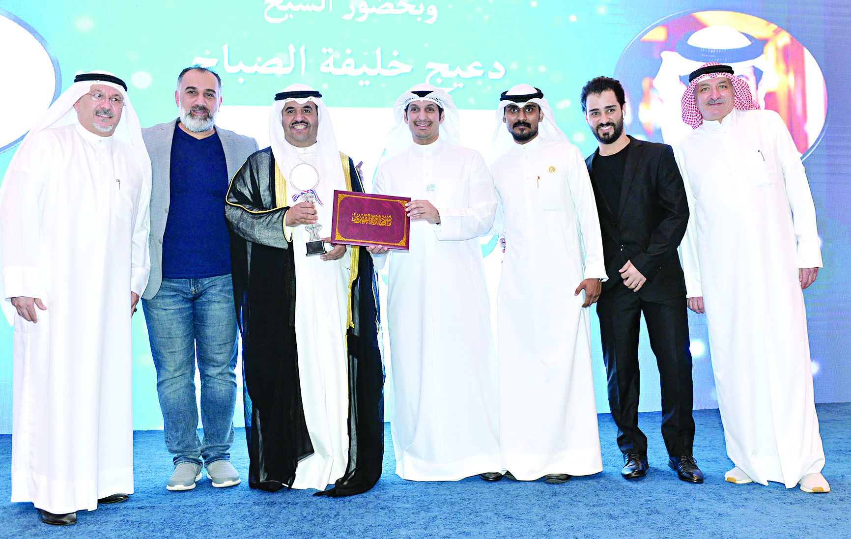 u0627u0644u062eu0644u064au0641u0629 u0648u0627u0644u0645u0637u064au0631u064a u064au062au0648u0633u0637u0627u0646 u0635u0646u0651u0627u0639 u0645u0647u0631u062cu0627u0646 u00abu062au0633u062au0627u0647u0644u0648u0646u00bb  t   (u062au0635u0648u064au0631 u0633u0639u062f u0647u0646u062fu0627u0648u064a)