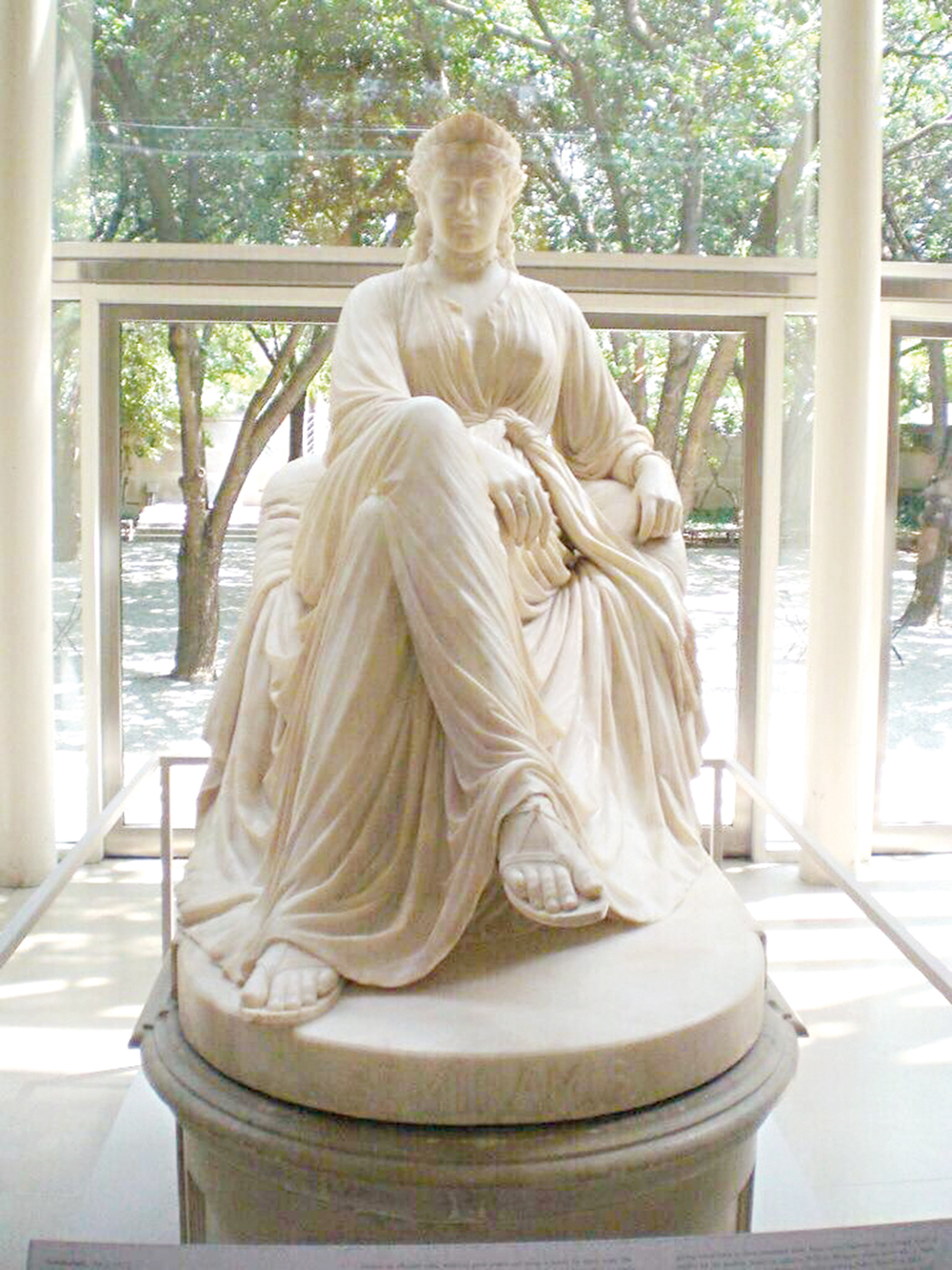 تمثال للملكة سميراميس