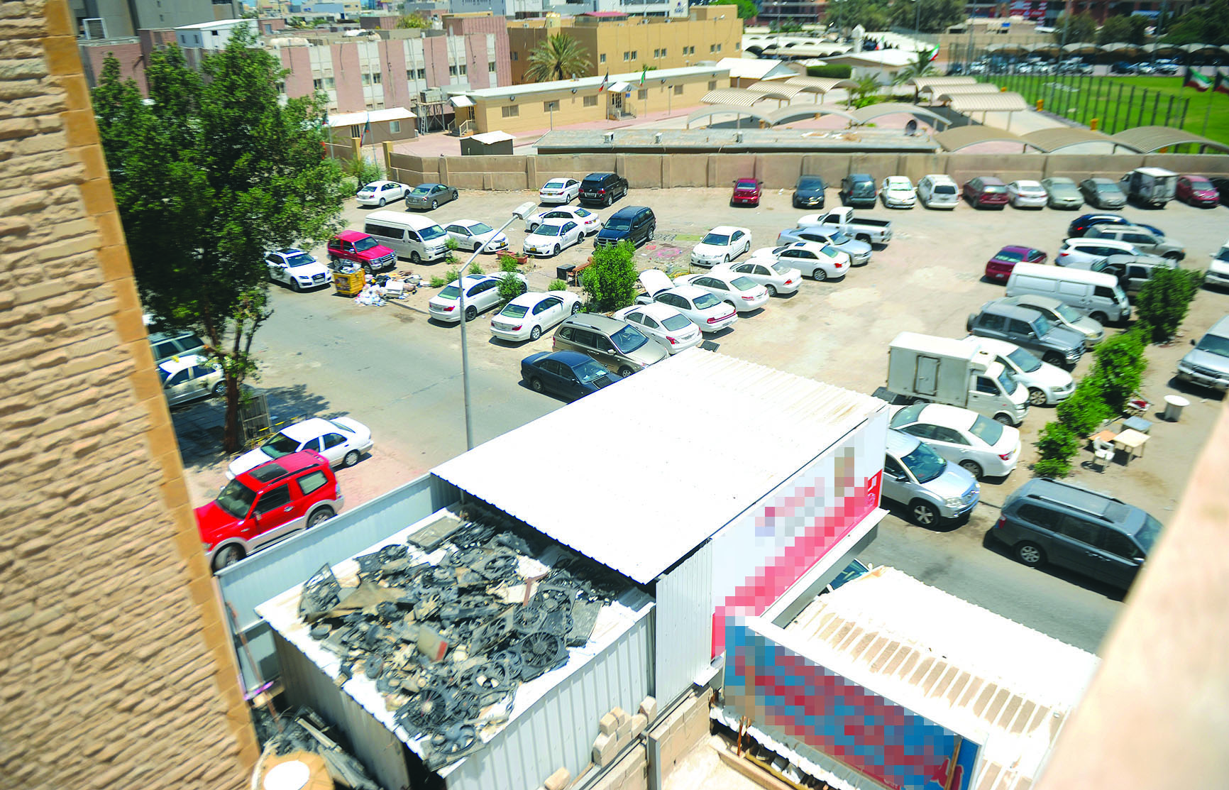 سطح أحد المحلات تحول إلى مخزن		  (تصوير بسام زيدان)