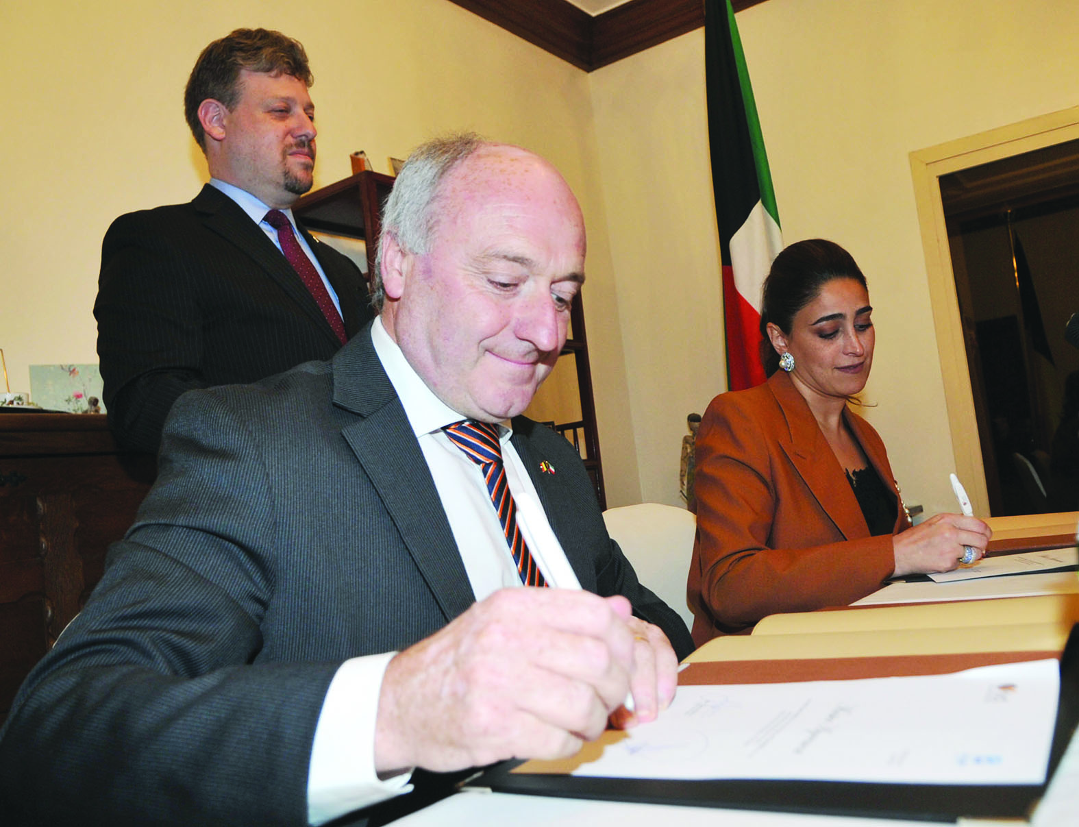 u062cu0627u0646u0628 u0645u0646 u062au0648u0642u064au0639 u0627u0644u0627u062au0641u0627u0642u064au0629 u0628u062du0636u0648u0631 u0627u0644u0633u0641u064au0631 u0627u0644u0628u0644u062cu064au0643u064a