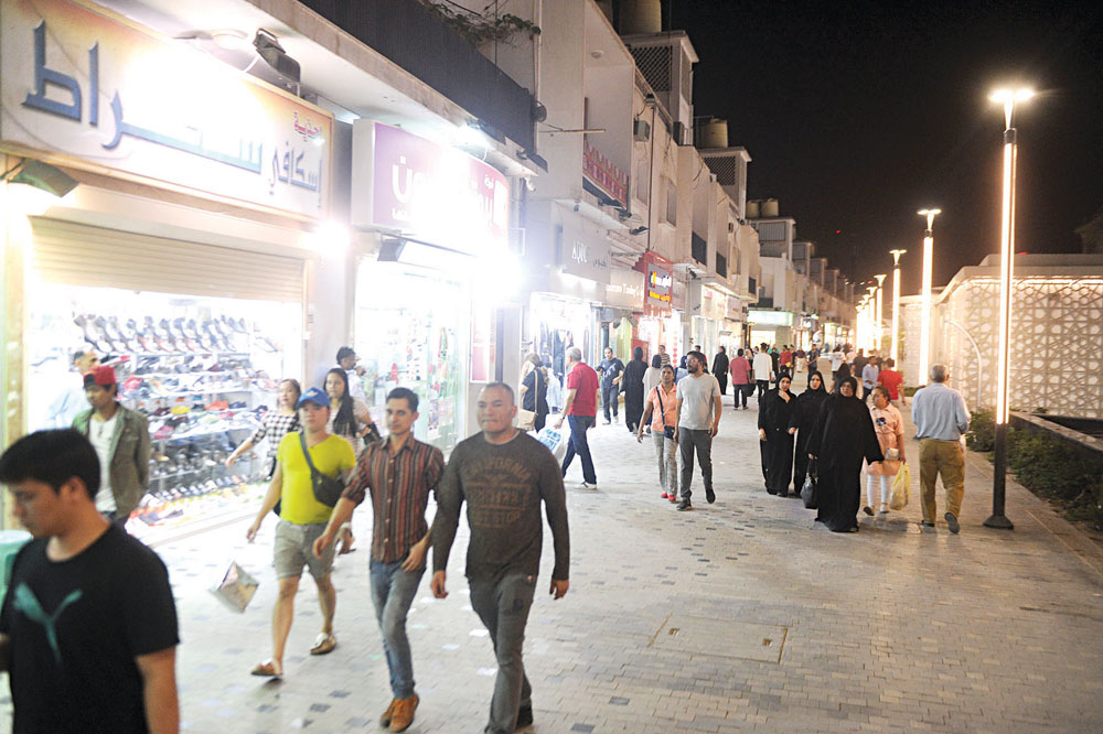 سوق السالمية مزدحم ليل أول من أمس 