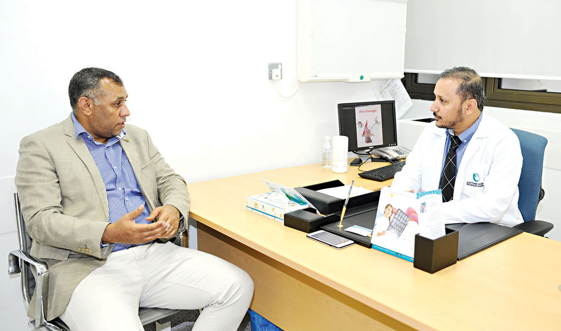 القحطاني يتحدث للزميل عمر العلاس	(تصوير سعد هنداوي)