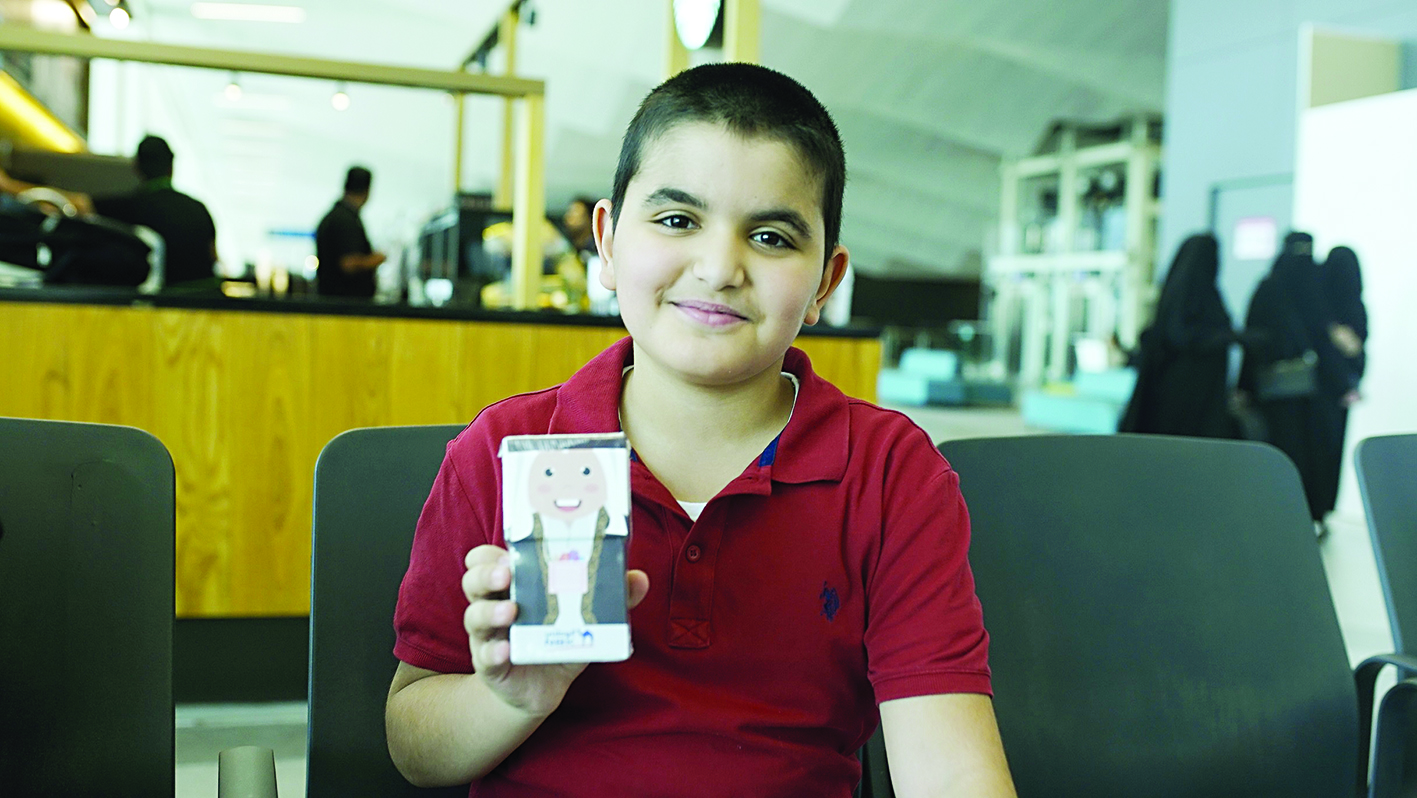 أحد الأطفال يحمل قرقيعان «الوطني» 