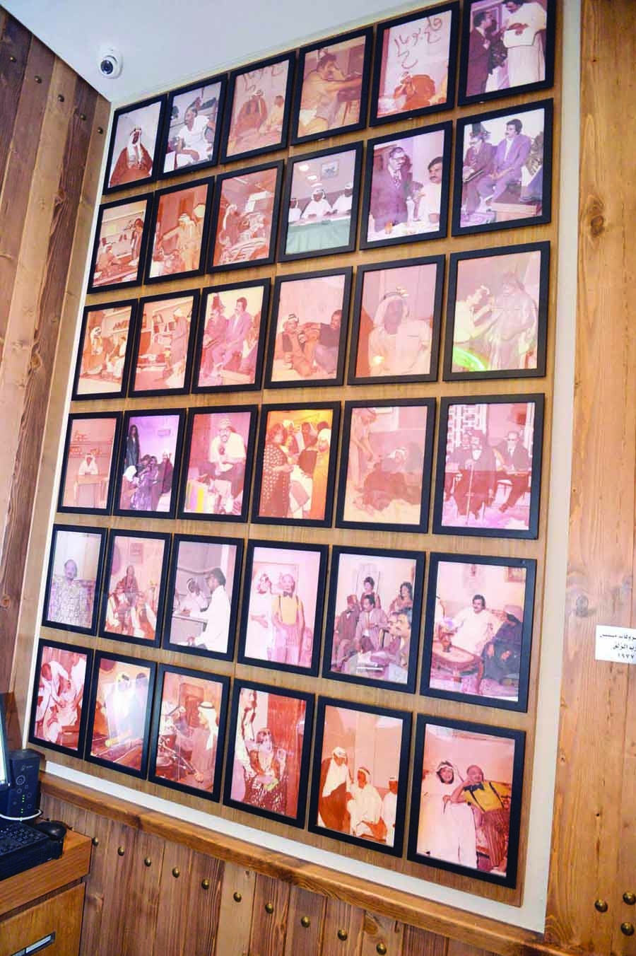 حائط الصور الخاصة ببروفات مسلسل «درب الزلق»