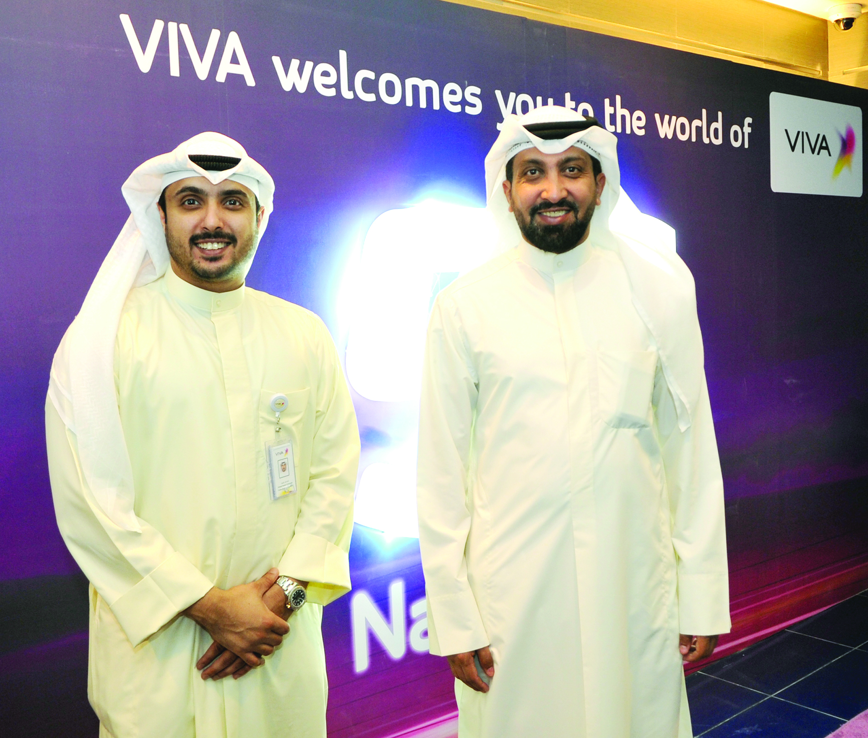 الزميل غانم السليماني ومسؤول العلاقات العامة بالشركة أحمد النويبت	   (تصوير سعد هنداوي)