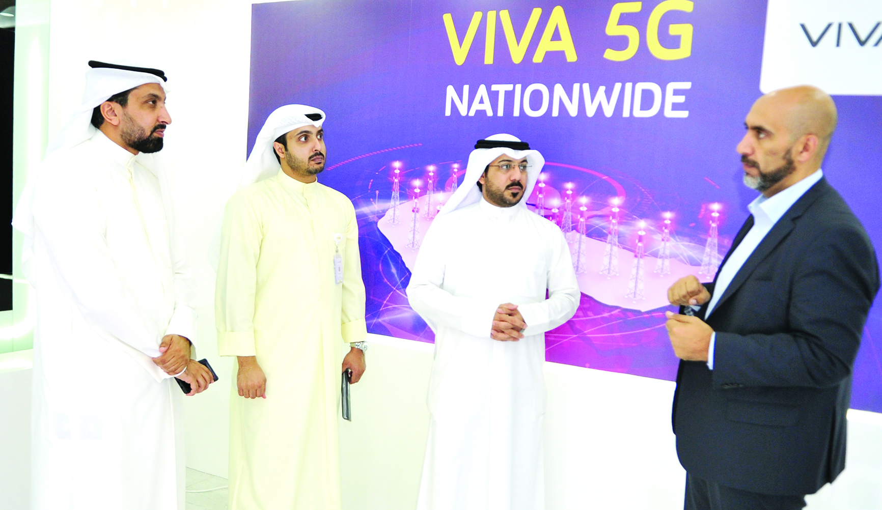 ممثل «هواوي» مستعرضاً مزايا الشبكة