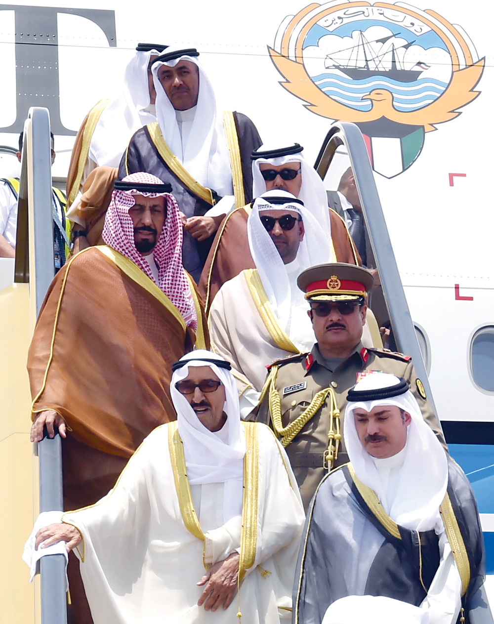 صاحب السمو يتقدم الوفد لدى نزوله من الطائرة