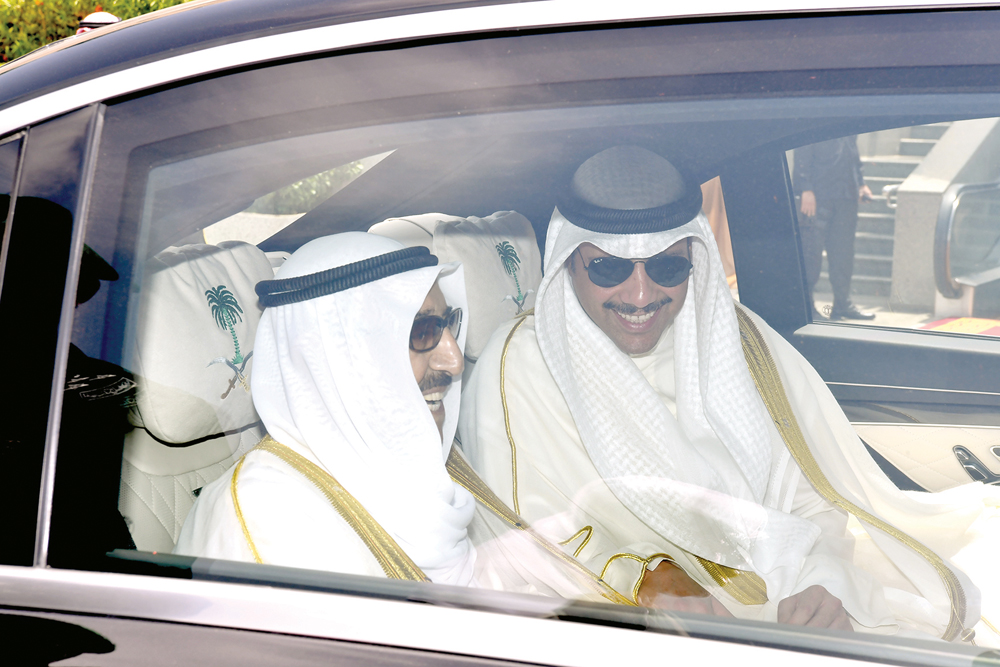 حديث بين سمو الأمير والغانم في السيارة