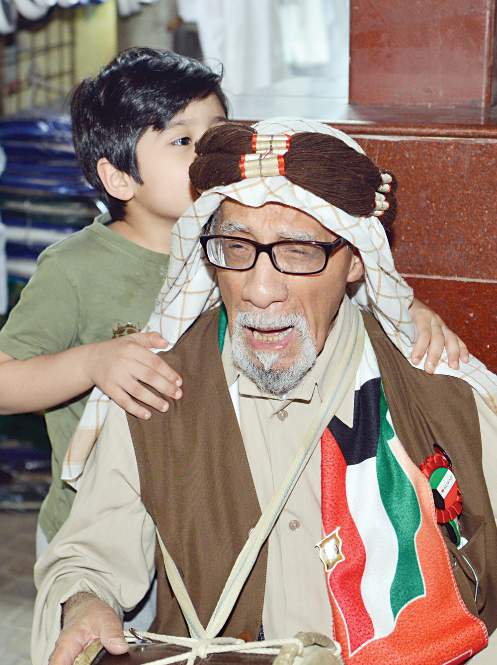 قبلة على رأس بوطبيلة من أحد الأطفال            	                        (تصوير نايف العقلة)