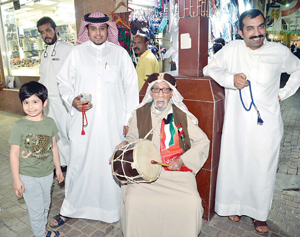 بوطبيلة وإلى يمينه حمد المضحي