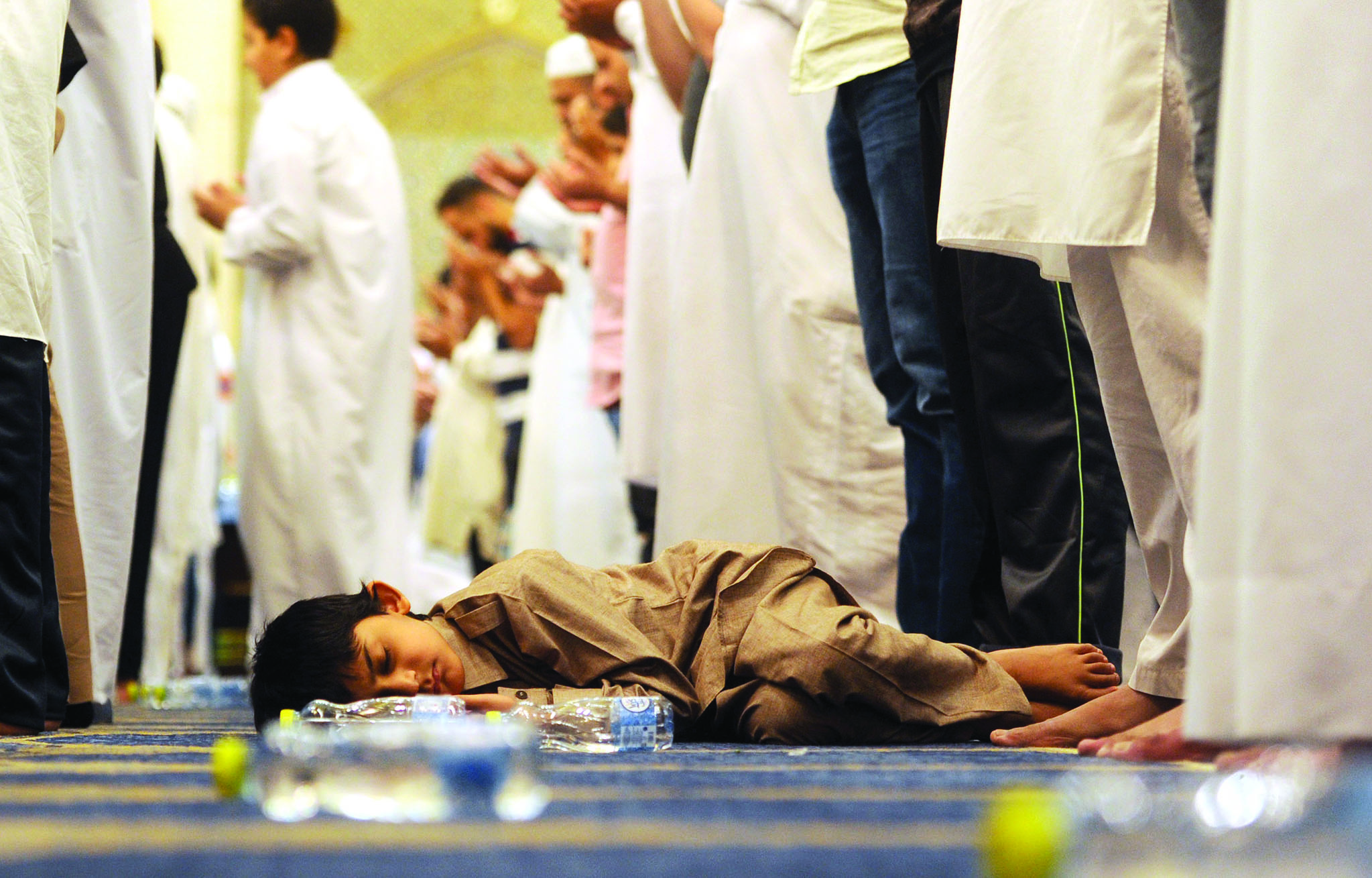 النوم انتصر على الطفل فخلد إليه بين المصلين