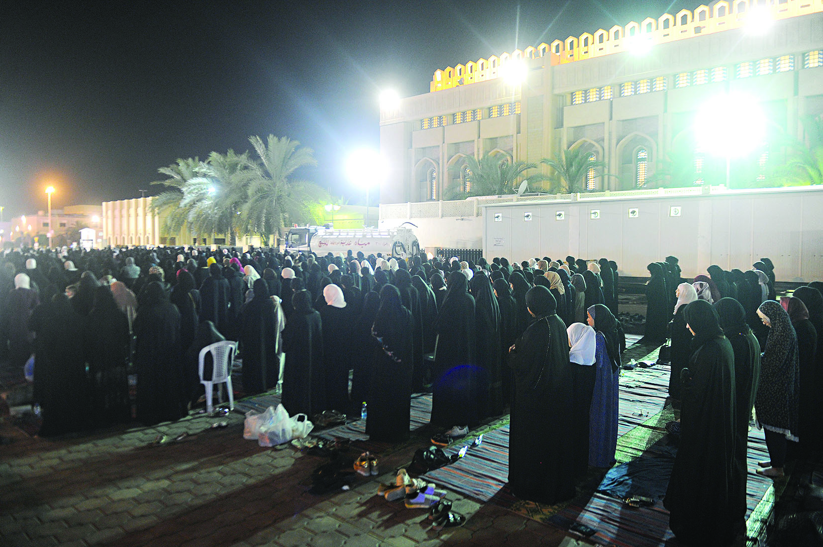 حضور نسائي كبير في الساحات الخارجية