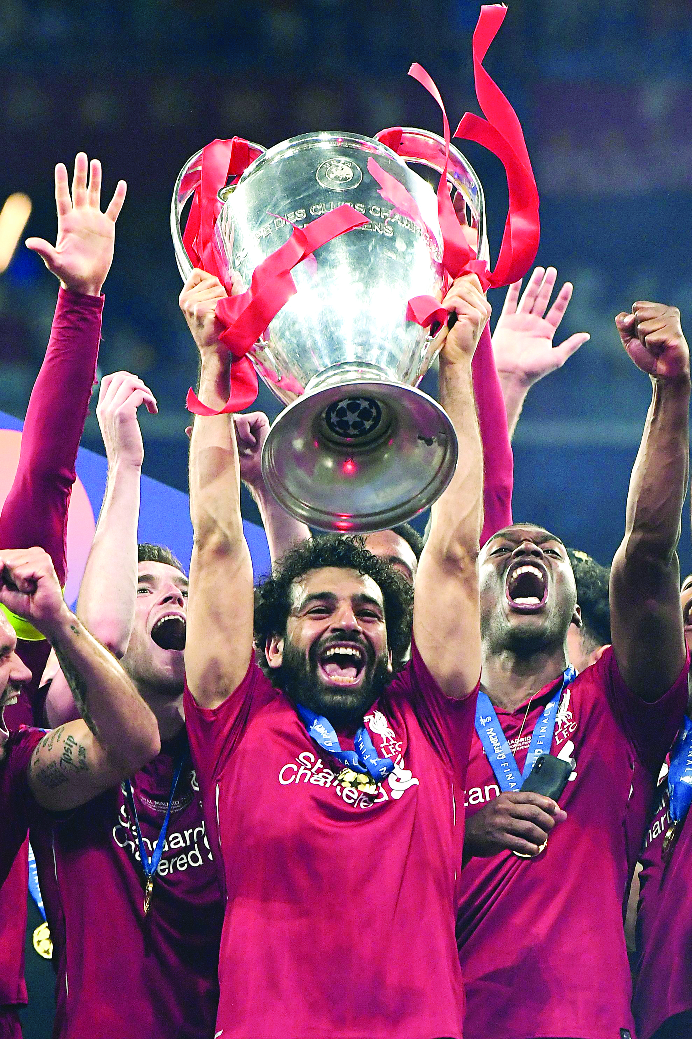 محمد صلاح يرفع كأس دوري أبطال أوروبا في سماء مدريد                             	                    (أ ف ب) 