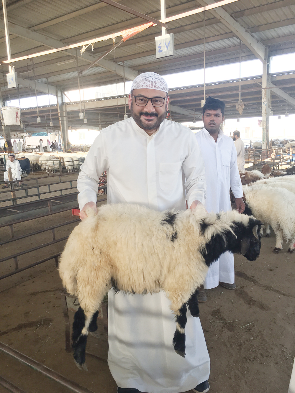 الزميل ناصر الفرحان يحمل أحد الخرفان